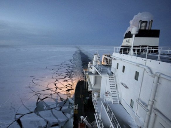 Imagen de un buque atravesando el hielo Ártico. Rpp
